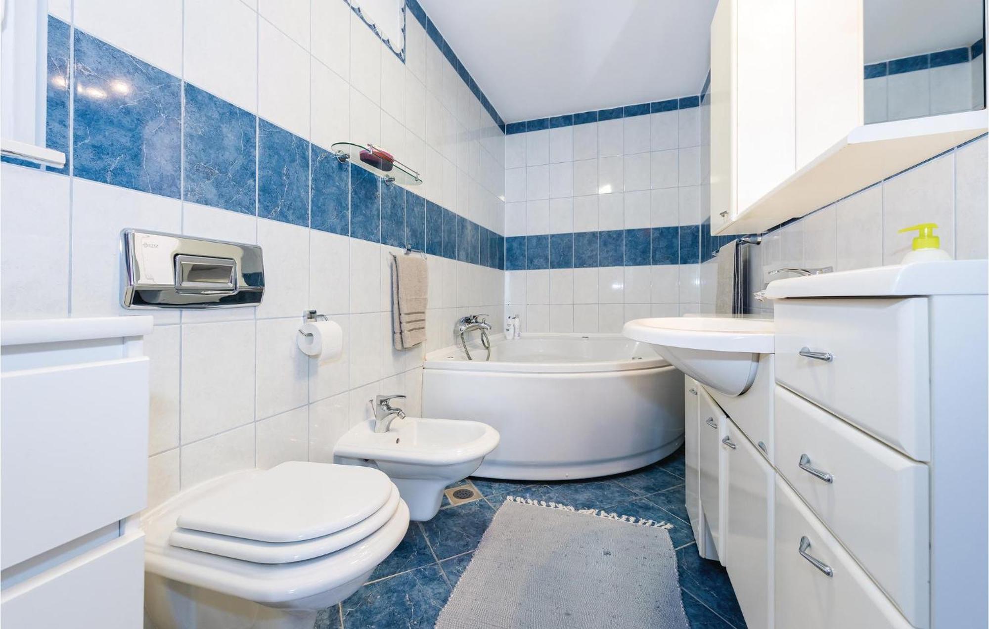 Three-Bedroom Holiday Home in Šibenik Buitenkant foto